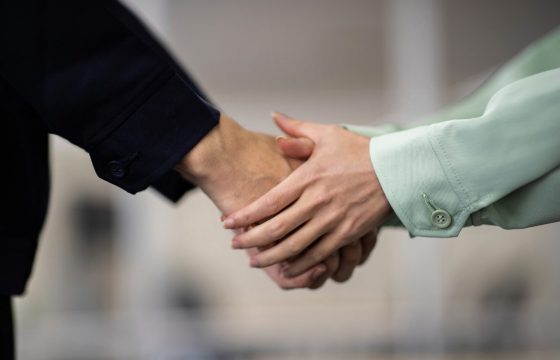 荷主企業との運賃交渉　適切なタイミングと具体的な進め方を解説